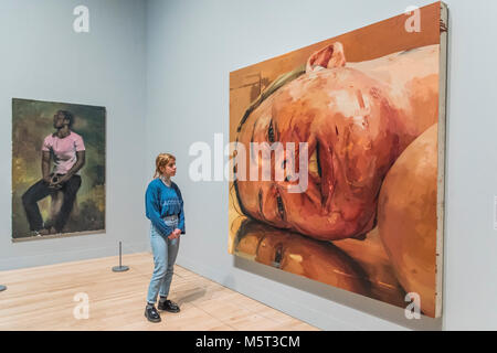London, Großbritannien. 26. Februar, 2018. Clique der Fragen, 2015 von Lynette Yiadom-Bokye und Reverse 2002-3 von Jenny Saville - Allzu menschlich: Speck, Freud und ein Jahrhundert der Malerei leben, neue Ausstellung der Tate Britain. Darunter rund 100 Werke von einigen der am meisten gefeierten modernen britischen Künstler. Die Ausstellung macht Verbindungen über Generationen von Künstlern und erzählt eine Geschichte der figurativen Malerei im 20. Jahrhundert. Es wird vom 28. Februar bis 27. August 2018 laufen. Credit: Guy Bell/Alamy leben Nachrichten Stockfoto