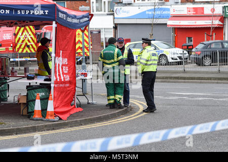 Leicester, Vereinigtes Königreich. 26. Februar 2018: Nach einer Explosion in der Nähe von Leicester City Centre auf Hinckley Road am Sonntag Abend die Polizei, Feuerwehr und Rettung heute bleibt an der Szene. Kein Grund, nicht zur Explosion und Feuer gegeben wurde, die Suche geht weiter und der Bereich bleibt aus Cordon. Credit: Ian Francis/Alamy leben Nachrichten Stockfoto