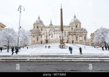 Rom, Italien. 26. Februar, 2018. Die Kirche von St. Maria Maggiore im Schnee Credit: Stephen Bisgrove/Alamy leben Nachrichten Stockfoto