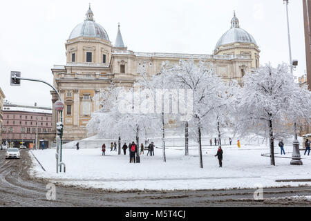 Rom, Italien. 26. Februar, 2018. Die Kirche von St. Maria Maggiore im Schnee Credit: Stephen Bisgrove/Alamy leben Nachrichten Stockfoto