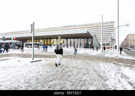 Rom, Italien. 26. Februar, 2018. Szene vor dem Bahnhof Termini in Rom nach starker Schneefall die italienische Hauptstadt bedeckte. Credit: Stephen Bisgrove/Alamy leben Nachrichten Stockfoto