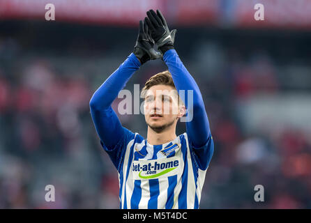 24. Februar 2018, Deutschland, München - Fußball, Bundesliga, FC Bayern München gegen Hertha BSC, Allianz Arena: Hertha von Niklas Stark in Aktion. - Keine LEITUNG SERVICE - Foto: Thomas Klausen/dpa-Zentralbild/ZB Stockfoto