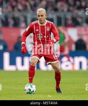 24. Februar 2018, Deutschland, München - Fußball, Bundesliga, FC Bayern München gegen Hertha BSC, Allianz Arena: Münchens Rafinha in Aktion. - Keine LEITUNG SERVICE - Foto: Thomas Klausen/dpa-Zentralbild/ZB Stockfoto