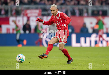 24. Februar 2018, Deutschland, München - Fußball, Bundesliga, FC Bayern München gegen Hertha BSC, Allianz Arena: Münchens Rafinha in Aktion. - Keine LEITUNG SERVICE - Foto: Thomas Klausen/dpa-Zentralbild/ZB Stockfoto
