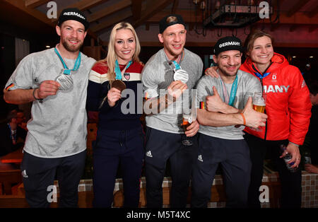 Mit einem stürmischen Partei in der Gesellschaft von skistar Lindsey Vonn, die deutsche Eishockey-Nationalmannschaft Spieler feierten den sensationellen Gewinn der olympischen Silber. Trotz der engen endgültige Niederlage gegen Russland, die Läufer von Trainer Marco Sturm waren am Sonntag im Deutschen Haus von Pyeongchang erhielt mit dem Gesang "Das ist es, was Gewinner Aussehen". Foto: picture Alliance/Hauke-Christian Dittrich | Verwendung weltweit Stockfoto