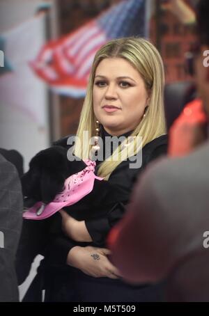New York, NY, USA. 26 Feb, 2018. Kelly Clarkson, in der Today Show gesehen, und über die für Celebrity Candids-MON, New York, NY 26. Februar 2018. Credit: Derek Sturm/Everett Collection/Alamy leben Nachrichten Stockfoto