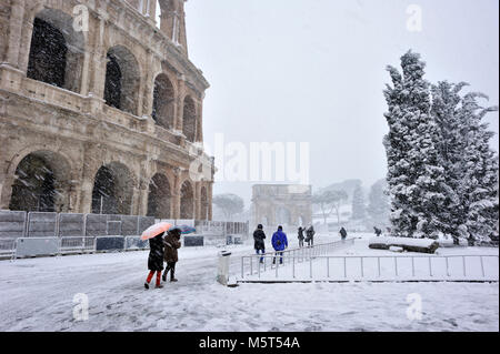 Rom, Italien. 26. Februar, 2018. Schnee in Rom, das Kolosseum. Credit: Vito Arcomano/Alamy leben Nachrichten Stockfoto