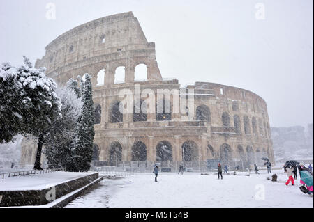 Rom, Italien. 26. Februar, 2018. Schnee in Rom, das Kolosseum. Credit: Vito Arcomano/Alamy leben Nachrichten Stockfoto