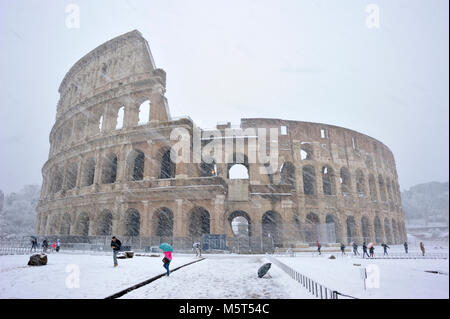 Rom, Italien. 26. Februar, 2018. Schnee in Rom, das Kolosseum. Credit: Vito Arcomano/Alamy leben Nachrichten Stockfoto