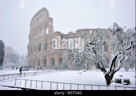 Rom, Italien. 26. Februar, 2018. Schnee in Rom, das Kolosseum. Credit: Vito Arcomano/Alamy leben Nachrichten Stockfoto