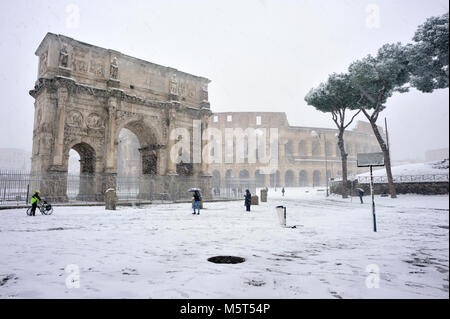 Rom, Italien. 26. Februar, 2018. Schnee in Rom, Triumphbogen des Konstantin und Kolosseum. Credit: Vito Arcomano/Alamy leben Nachrichten Stockfoto