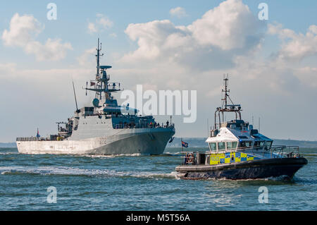 Portsmouth, Großbritannien. 26. Februar, 2018. HMS her, eine neue (Batch 2 Fluss Klasse) Offshore Patrol Vessel kommt für die Übernahme durch die Royal Navy. Credit: Neil Watkin/Alamy leben Nachrichten Stockfoto