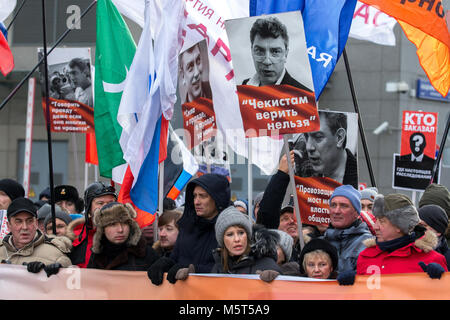 Moskau, Russland. 25. Februar 2018. Politiker Dmitri Gudkov, Ksenia Sobchak (L-R in der Mitte), Präsidentschaftskandidat aus dem grazhdanskaya Initsiativa [Civic Initiative] Partei, nehmen Sie Teil in einem März im Speicher der russischen Politiker und Oppositionsführer Boris Nemzow am Vorabend des 3. Jahrestages seines Todes. Boris Nemzow war tot am Bolschoi Moskvoretsky Brücke am Abend des 27. Februar 2015 erschossen. Credit: Victor Vytolskiy/Alamy leben Nachrichten Stockfoto