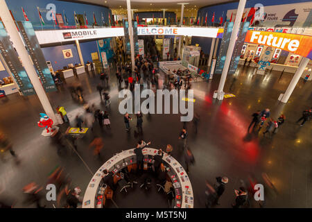 Barcelona, Spanien. 26 Feb, 2018. Menschen besuchen die 2018 Mobile World Congress (MWC) in Barcelona, Spanien, am 13.02.26., 2018. Die vier - Tag 2018 MWC öffnete seine Türen am Montag. Credit: Joan Gosa/Xinhua/Alamy leben Nachrichten Stockfoto