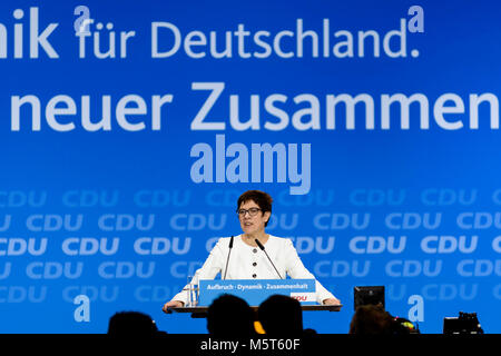 Berlin, Deutschland. 26 Feb, 2018. Der neu gewählte CDU-Generalsekretär Annegret Kramp-Karrenbauer hält eine Rede auf dem 30. Kongress der CDU. Die CDU stimmen heute auf dem Parteitag in Berlin auf den Koalitionsvertrag mit der CSU und der SPD ausgehandelt. Credit: 20180226 Heine 30 CDUParteitag 1090.jpg /SOPA Images/ZUMA Draht/Alamy leben Nachrichten Stockfoto