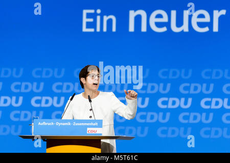 Berlin, Deutschland. 26 Feb, 2018. Der neu gewählte CDU-Generalsekretär Annegret Kramp-Karrenbauer gesehen eine Rede während der 30. Kongress der CDU. Die CDU stimmen heute auf dem Parteitag in Berlin auf den Koalitionsvertrag mit der CSU und der SPD ausgehandelt. Credit: 20180226 Heine 30 CDUParteitag 1194.jpg /SOPA Images/ZUMA Draht/Alamy leben Nachrichten Stockfoto