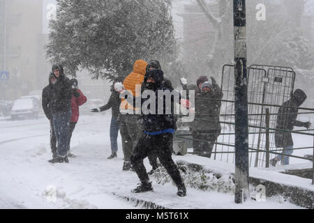 Neapel, Italien. 26 Feb, 2018. Burian nimmt den Schnee nach Neapel, die Stadt erwacht, vom Wind gepeitscht und die Sibirische Kälte, mit viele Beschwerden in der Stadt insbesondere im Krankenhaus, Camaldoli. 26/02/2018 - Neapel, Italien Quelle: Unabhängige Fotoagentur Srl/Alamy leben Nachrichten Stockfoto