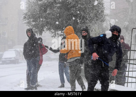 Neapel, Italien. 26 Feb, 2018. Burian nimmt den Schnee nach Neapel, die Stadt erwacht, vom Wind gepeitscht und die Sibirische Kälte, mit viele Beschwerden in der Stadt insbesondere im Krankenhaus, Camaldoli. 26/02/2018 - Neapel, Italien Quelle: Unabhängige Fotoagentur Srl/Alamy leben Nachrichten Stockfoto