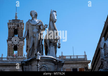 Rom, Italien. 26. Februar 2018. Rom wurde eine seltene winter wonderland mit all seinen berühmten Sehenswürdigkeiten im Schnee bedeckt. Die Statue von Marco Aurelio innerhalb des Capitolium mit Schnee. Credit: Camilla 66/Alamy leben Nachrichten Stockfoto