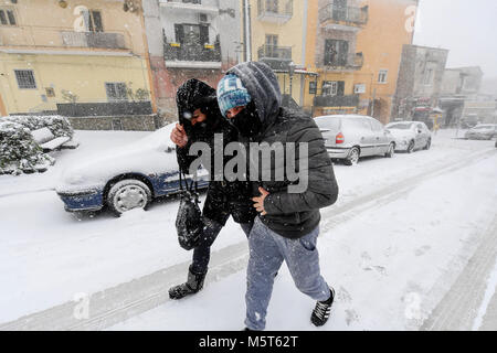 Neapel, Italien. 26 Feb, 2018. Burian nimmt den Schnee nach Neapel, die Stadt erwacht, vom Wind gepeitscht und die Sibirische Kälte, mit viele Beschwerden in der Stadt insbesondere im Krankenhaus, Camaldoli. 26/02/2018 - Neapel, Italien Quelle: Unabhängige Fotoagentur Srl/Alamy leben Nachrichten Stockfoto