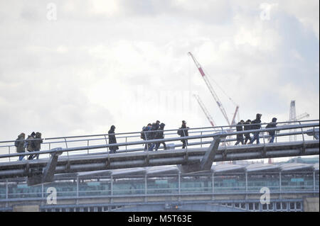 London, Großbritannien. 26. Februar 2018. Touristen und Büroangestellten Erfahrung Frost über die Millennium Bridge, wie arktische Winde von "das Tier aus dem Osten' Wetter System im Vereinigten Königreich ankommt. Credit: Stephen Chung/Alamy leben Nachrichten Stockfoto