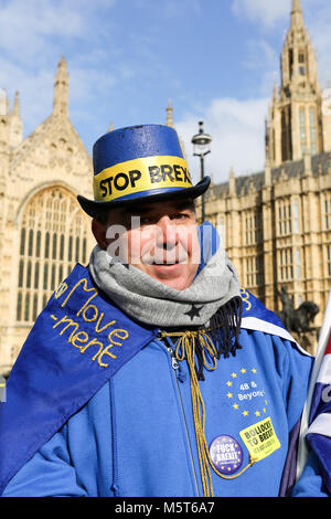 London, Großbritannien. 26. Februar, 2018. Anti brexit Demonstranten, SODEM, außerhalb des Parlaments mit Europa Flaggen. Ein täglicher Protest mit Steve Bray aus South Wales. Penelope Barritt/Alamy leben Nachrichten Stockfoto