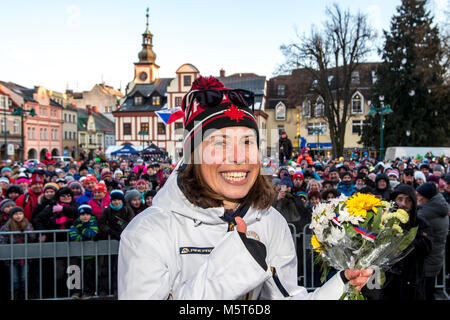 Vrchlabi, Tschechien. 26 Feb, 2018. Olympische Bronze Medaillenträger snowboarder Eva Samkova lächelt während der Feier mit Fans in Vrchlabí, Tschechische Republik, am Montag, 26. Februar 2018, nach den Olympischen Winterspielen 2018 in Pyeongchang, Südkorea. Quelle: David Tanecek/CTK Photo/Alamy leben Nachrichten Stockfoto