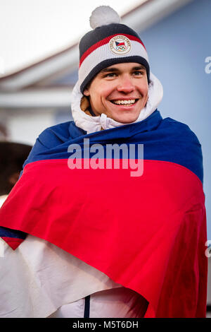 Vrchlabi, Tschechien. 26 Feb, 2018. Olympia-zweite Biathletin Michal Krcmar Posen in der Tschechischen Flagge während der Feier mit Fans in Vrchlabí, Tschechische Republik, am Montag, 26. Februar 2018 bekleidet, nach den Olympischen Winterspielen 2018 in Pyeongchang, Südkorea. Quelle: David Tanecek/CTK Photo/Alamy leben Nachrichten Stockfoto