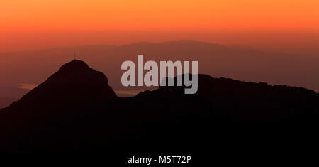 Polen, Tatra, Zakopane - Giewont und Szczerba Peaks bei Sonnenuntergang mit Zakopane Stadt Walley und Beskiden Gebirge Panorama im Hintergrund Stockfoto