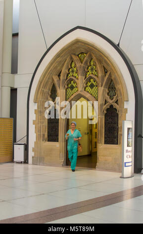 21. Februar 2018 Die wunderschön renovierte Eingang die Dorian Kapelle, die im Foyer des modernen Mater Hospital in Belfast befindet. Stockfoto