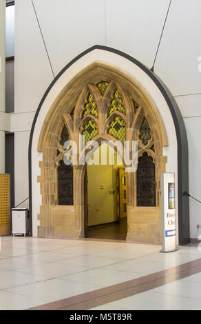 21. Februar 2018 Die wunderschön renovierte Eingang die Dorian Kapelle, die im Foyer des modernen Mater Hospital in Belfast befindet. Stockfoto