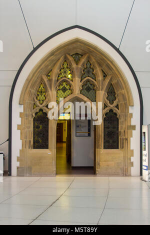 21. Februar 2018 Die wunderschön renovierte Eingang die Dorian Kapelle, die im Foyer des modernen Mater Hospital in Belfast befindet. Stockfoto