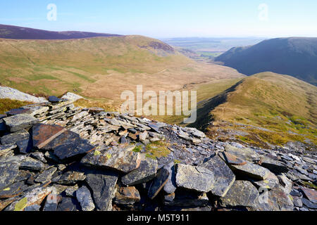 Sie suchen einen Grat in Richtung Bannerdale Bannerdale aus Felsen, Bowscale fiel im englischen Lake District, England. Stockfoto