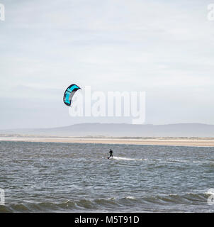 Ein männlicher Kite Surfer reitet der Wellen in Redcar, England, Großbritannien Stockfoto