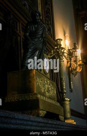 Closeup Krim Vorontsov palace Innenbereich alte Bronze Marmor kamin Uhr Kandelaber gegen Kerzenlicht Stockfoto