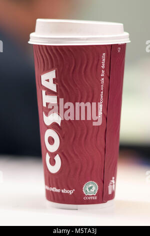 Costa Coffee Pappbecher auf einen Tisch. Stockfoto