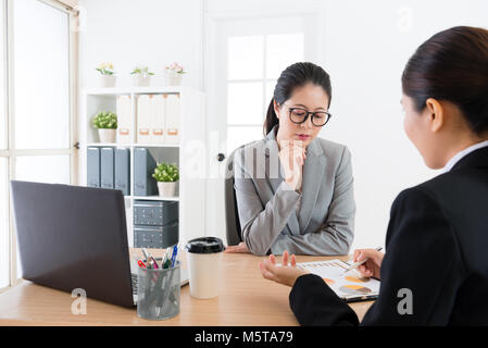 Zwei weibliche Mitarbeiter in einer Diskussion über ein Projekt. Stockfoto