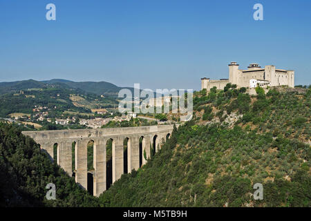 Blick von der Brücke der Türme und Festung Albornoz, Spoleto, Umbrien, Italien Stockfoto