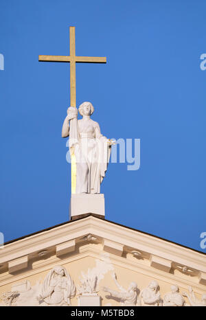 Statue von St. Helen auf St. Stanislaus und St. Ladislaus Kathedrale in Vilnius, Litauen Stockfoto