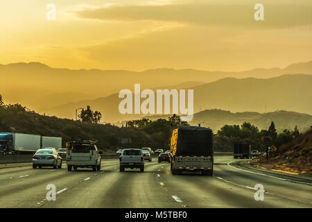 Verkehr auf einer Autobahn in der Nähe von Anaheim, Los Angeles, an einem schönen Abend im Sommer vor Sonnenuntergang, Kalifornien. Stockfoto