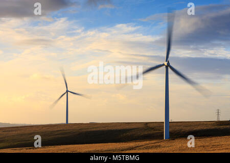 Wind Turbine und Strom pylon Mynydd y Betws Windpark Amman und Swansea Carmarthenshire Tal Neath Port Talbot Wales Stockfoto