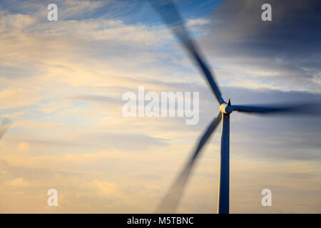 Wind Turbine und Strom pylon Mynydd y Betws Windpark Amman und Swansea Carmarthenshire Tal Neath Port Talbot Wales Stockfoto