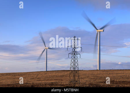 Wind Turbine und Strom pylon Mynydd y Betws Windpark Amman und Swansea Carmarthenshire Tal Neath Port Talbot Wales Stockfoto