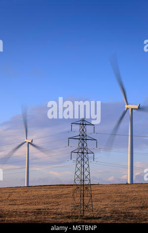 Wind Turbine und Strom pylon Mynydd y Betws Windpark Amman und Swansea Carmarthenshire Tal Neath Port Talbot Wales Stockfoto