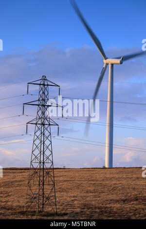 Wind Turbine und Strom pylon Mynydd y Betws Windpark Amman und Swansea Carmarthenshire Tal Neath Port Talbot Wales Stockfoto