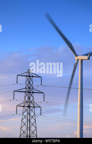 Wind Turbine und Strom pylon Mynydd y Betws Windpark Amman und Swansea Carmarthenshire Tal Neath Port Talbot Wales Stockfoto