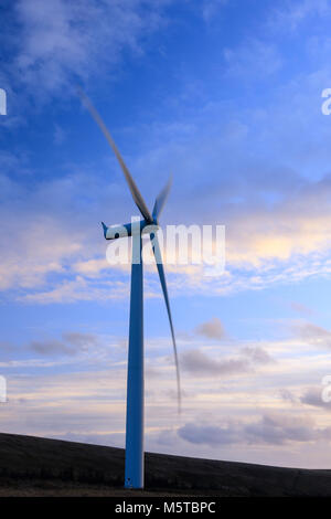 Wind Turbine und Strom pylon Mynydd y Betws Windpark Amman und Swansea Carmarthenshire Tal Neath Port Talbot Wales Stockfoto