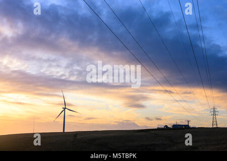 Wind Turbine und Strom pylon Mynydd y Betws Windpark Amman und Swansea Carmarthenshire Tal Neath Port Talbot Wales Stockfoto