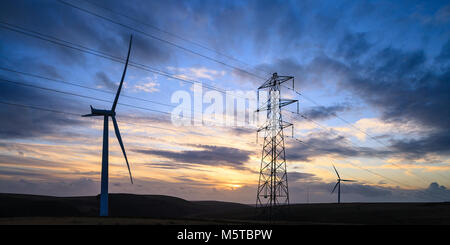 Wind Turbine und Strom pylon Mynydd y Betws Windpark Amman und Swansea Carmarthenshire Tal Neath Port Talbot Wales Stockfoto