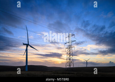 Wind Turbine und Strom pylon Mynydd y Betws Windpark Amman und Swansea Carmarthenshire Tal Neath Port Talbot Wales Stockfoto